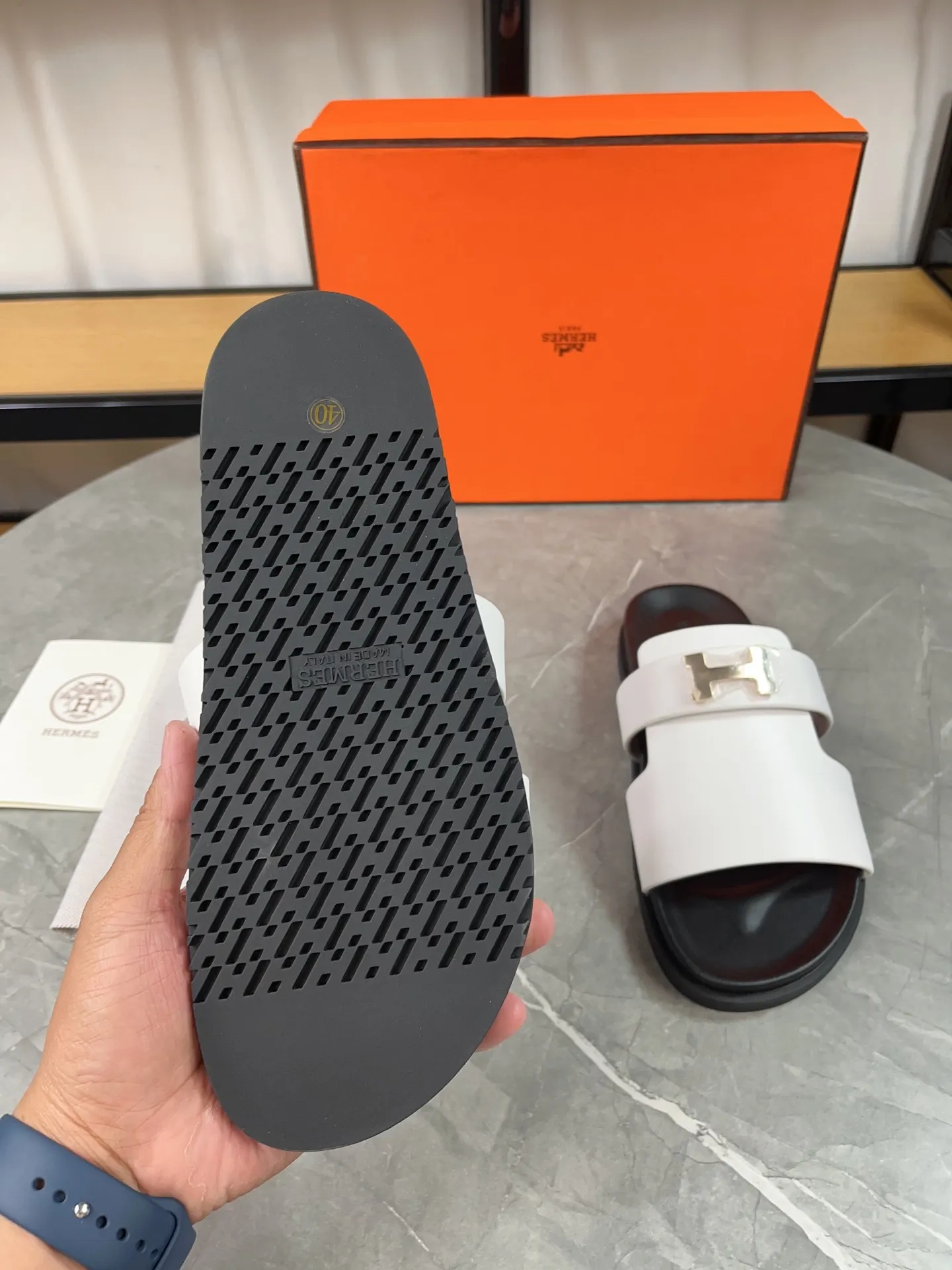 p440🐮🐮H family classic (couples) buckle slippers ✅ Hermes Hermes spring and summer sandals series! Classic style, always popular slippers - sandals, great with any combination! ! ! Upper: imported palmprint PU inner lining: imported mixed sheepskin Outsole: Tpu non-slip and wear-resistant outsole Female size: 35-40 (41 customized) Male size: 39-45 (39.45 customized)
